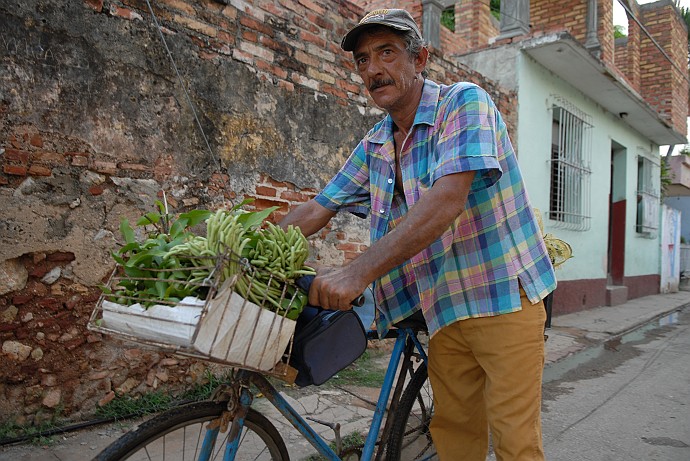 Trasportando ortaggi in bicicletta - Fotografia di Trinidad - Cuba 2010
