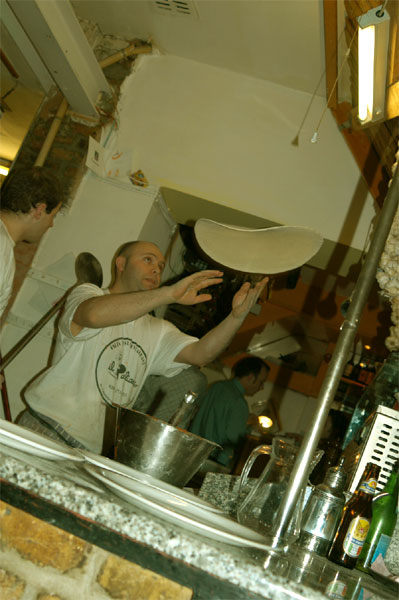 Foto del Giorno - Pizza, cibo volante già identificato