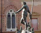 Fotografie di dettagli della Fontana del Nettuno di Bologna