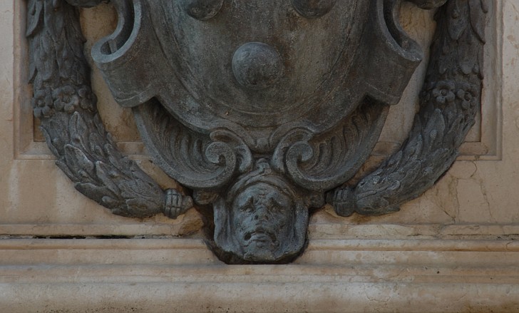 Dettaglio scudo :: Fontana del Nettuno