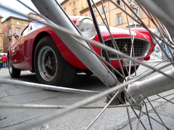 Ferrari dalla bicicletta :: La Mille Miglia 2010 - Auto d'epoca