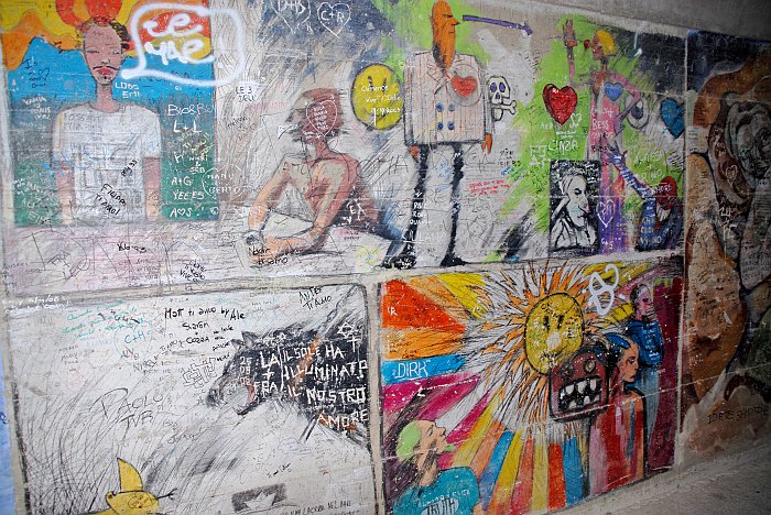 Graffiti in galleria - Fotografia della Via dell'Amore