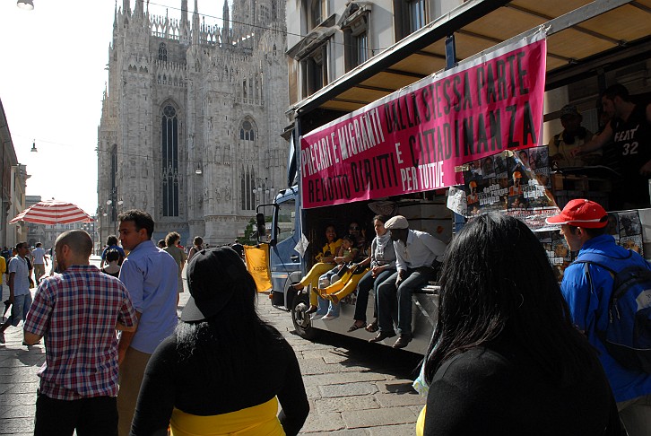 Fotografia - Camion precari e migranti