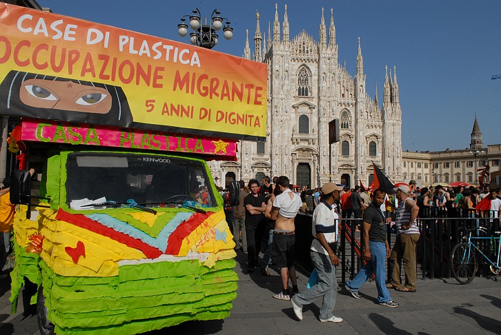 Fotografia - Case di plastica in Piazza del Duomo