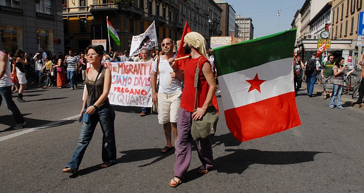 Fotografia - Manifestante con bandiera Senegal