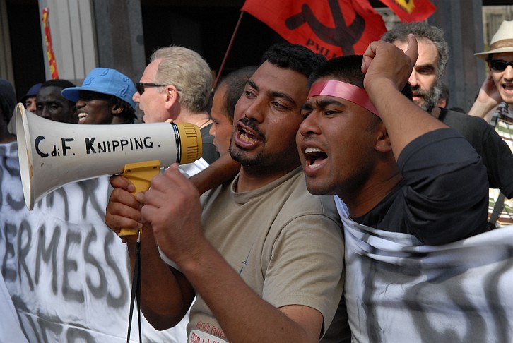 Fotografia - Manifestanti con il megafono