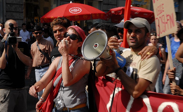 Fotografia - Manifestanti con megafono