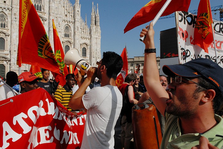 Fotografia - Manifestanti in piazza del Duomo