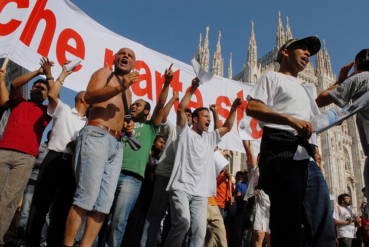 Fotografia - Manifestanti saltano