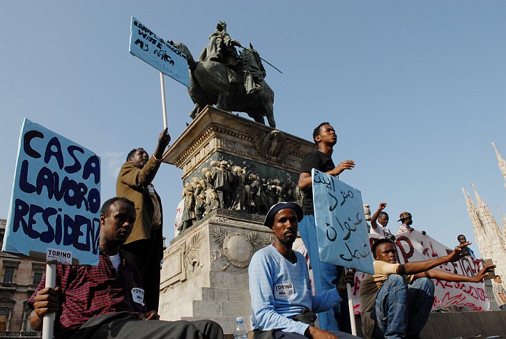 Fotografia - Manifestanti sotto la statua