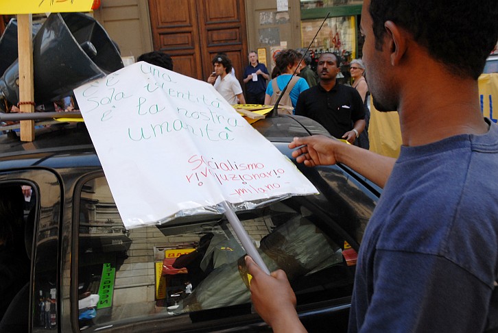 Fotografia - Prendendo un cartello