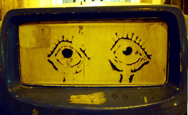 Occhi cassonetto carta :: Murales