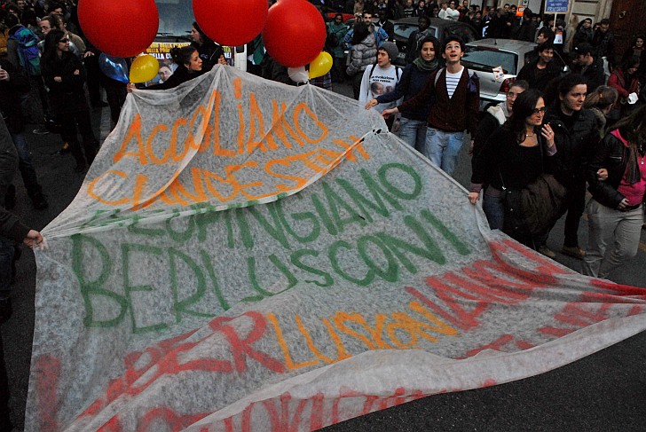 Accogliamo clandestini respingiamo berlusconi.. - Fotografia del No Berlusconi Day
