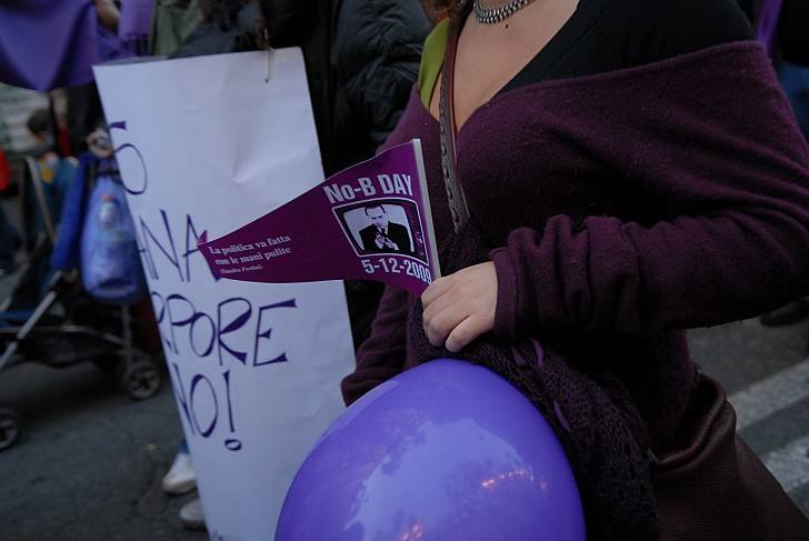 Bandierina - Fotografia del No Berlusconi Day