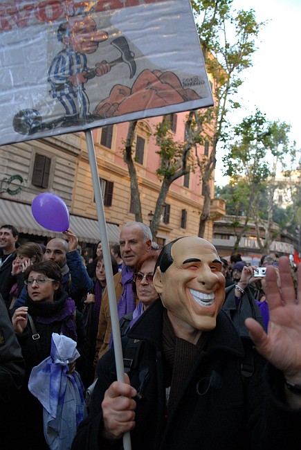 Berlusconi maschera - Fotografia del No Berlusconi Day