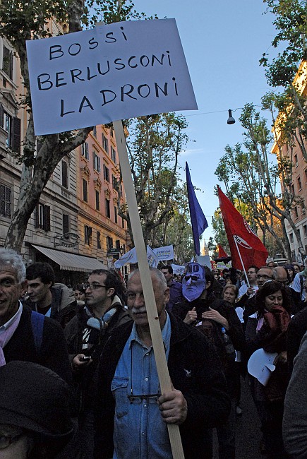 Cartello con scritta Bossi Berlusconi - Fotografia del No Berlusconi Day