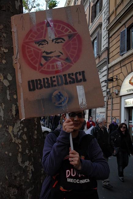 Cartello obbedisci - Fotografia del No Berlusconi Day
