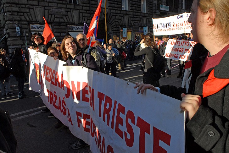 Federazione di Trieste - Fotografia del No Berlusconi Day