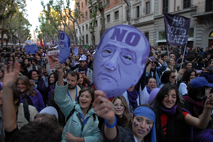 Maschere in alto - Fotografia del No Berlusconi Day