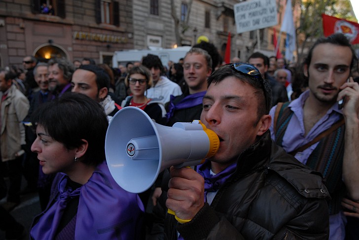 Megafono - Fotografia del No Berlusconi Day