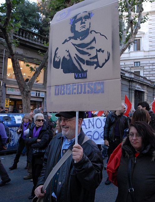 Obbedisci - Fotografia del No Berlusconi Day