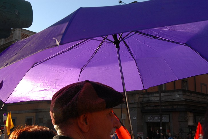 Ombrello viola - Fotografia del No Berlusconi Day