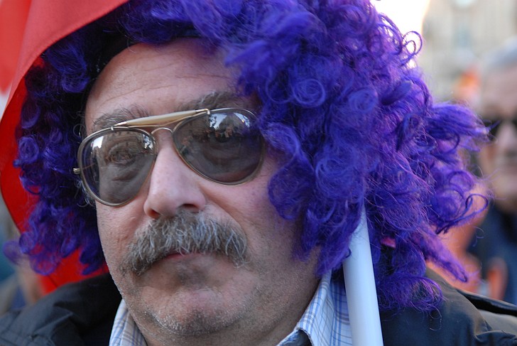Parrucca viola - Fotografia del No Berlusconi Day