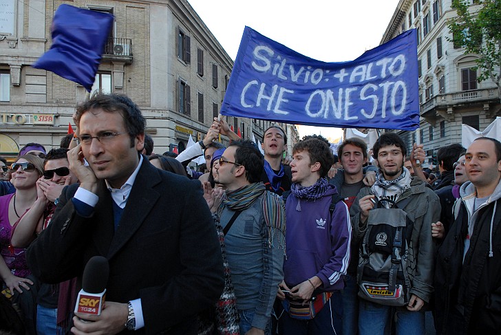 Sky Tg24 e cartello Silvio più alto che onesto - Fotografia del No Berlusconi Day