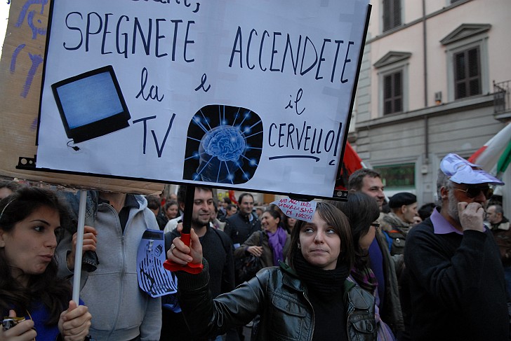 Spegnete la tv accendete il cervello - Fotografia del No Berlusconi Day