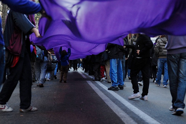 Striscione viola - Fotografia del No Berlusconi Day