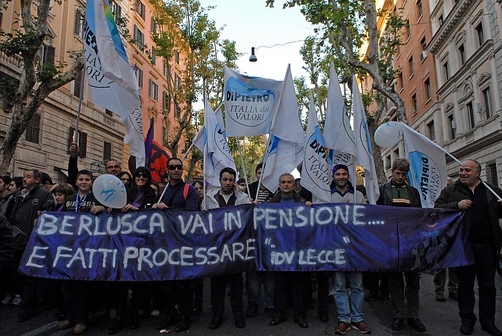 Vai in pensione e fatti processare - Fotografia del No Berlusconi Day