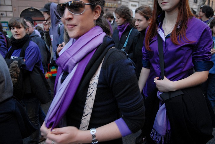 Vestiti viola - Fotografia del No Berlusconi Day