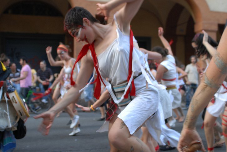 Addentrati nella danza :: Par Tòt Parata - Partòt