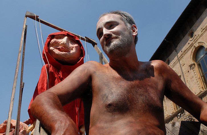 Pupazzo rosso :: Par Tòt Parata - Partòt