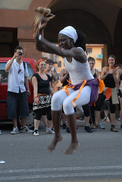 Salto durante la danza :: Par Tòt Parata - Partòt