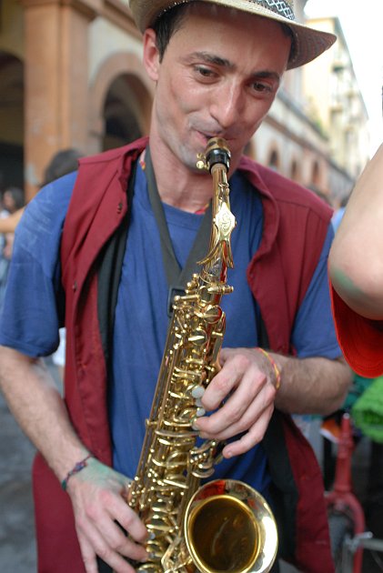 Suonando il sax :: Par Tòt Parata - Partòt