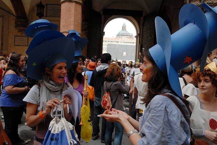 Cappelli blu :: Par Tòt Parata - PARTòT