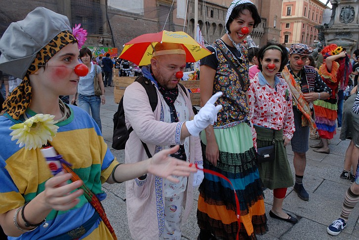 Clown in piazza :: Par Tòt Parata - Partòt