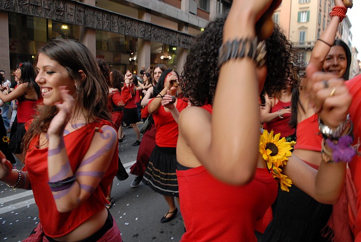 Danza in strada :: Par Tòt Parata - PARTòT