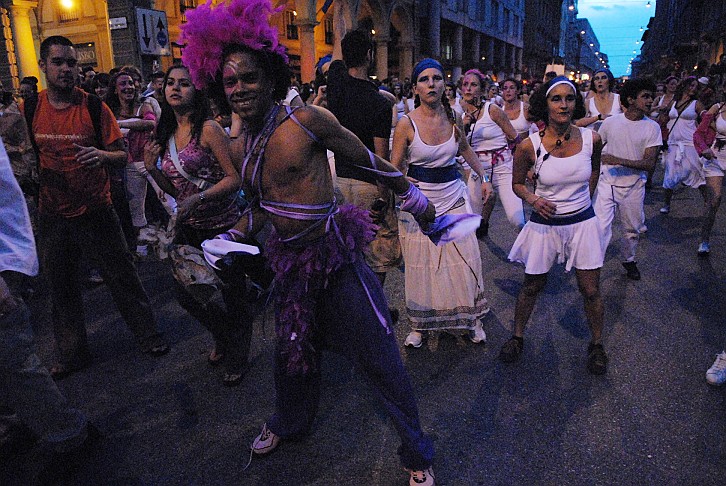 Danzatori in azione :: Par Tòt Parata - Partòt