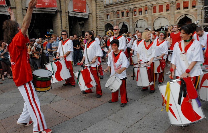 Percussionisti bianco-rossi :: Par Tòt Parata - PARTòT