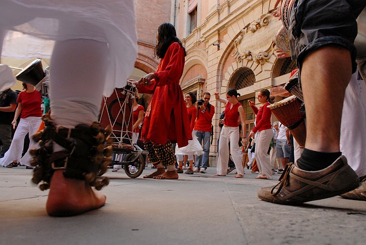 Piedi che danzano :: Par Tòt Parata - PARTòT