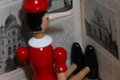 Geppetto rifa i piedi a Pinocchio e vende la propria casacca per comprargli l'Abbecedario :: Pinocchio