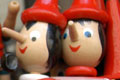 Pinocchio è preso da un contadino, il quale lo costringe a far da can da guardia a un pollaio :: Pinocchio