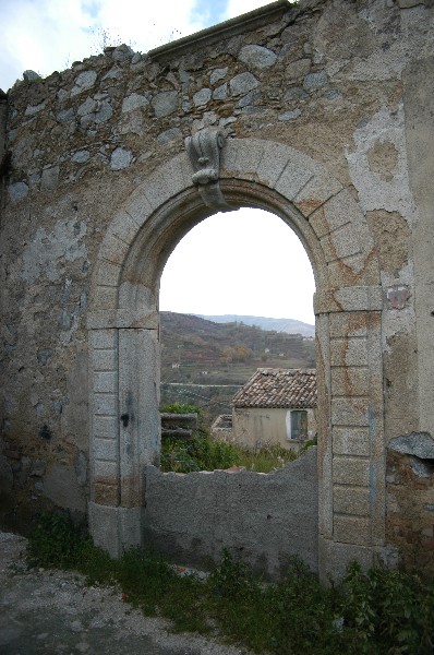 Largo Magoni portale - Santa Caterina dello Ionio