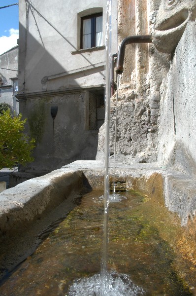 Fontana sorgiva fuori le mura - Fotografia di Stilo
