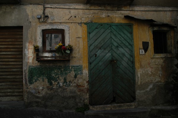 Porta e altare - Fotografia di Stilo