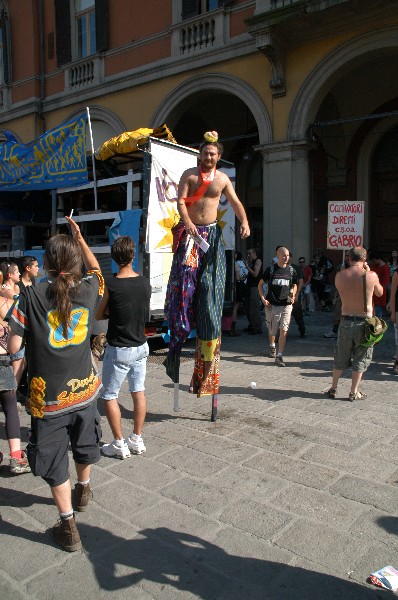 Camminata sui trampoli :: Street Rave Parade