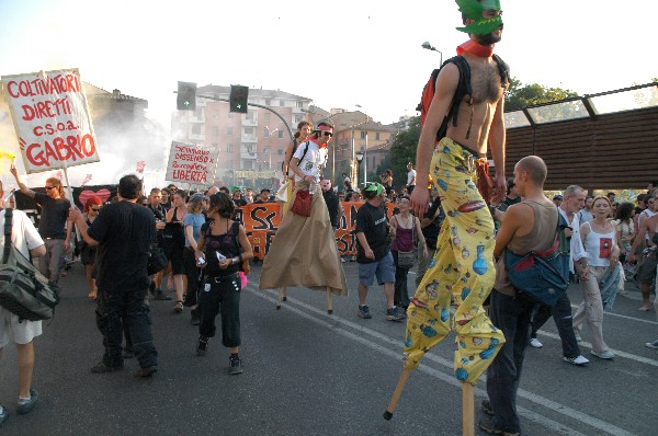 Passeggiata sui trampoli :: Street Rave Parade