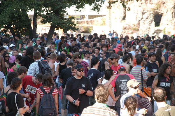 Ravers in piazza :: Street Rave Parade